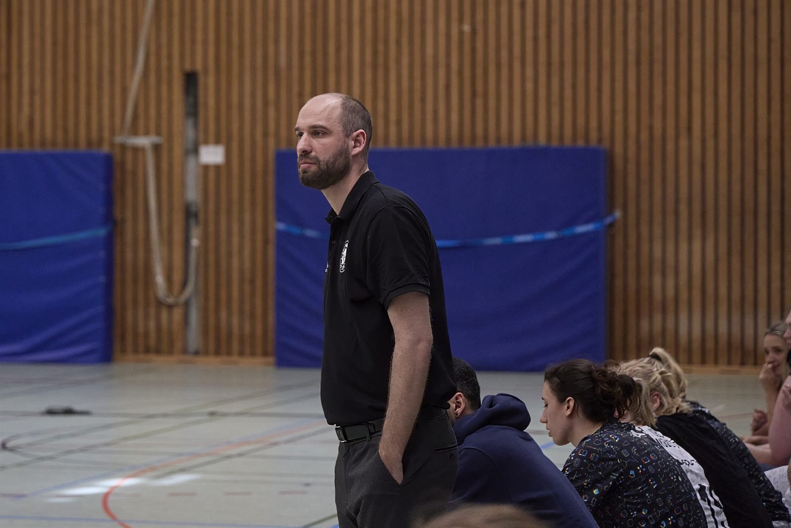 Markus Wagner als Coach konzentriert an der Seitenlinie